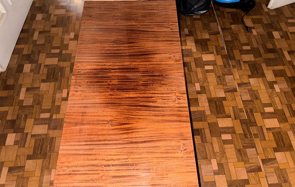 Маса от масивно дърво с две нива и лакиран горен плот