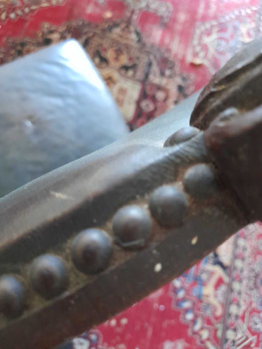 Jilturi-Doua scaune  vechi deosebite din piele, tip tron