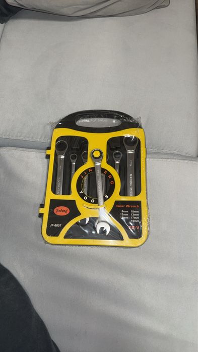 Тресчотни гаечни ключове 8–19 мм CR-V – Нов комплект в куфар, ТОП цена