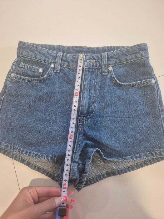 Chiara Ferragni къси дънкови панталонки