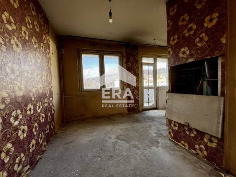Двустаен панелен апартамент за продажба, с отделна голяма кухня, в жк