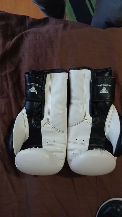 Vand manusi pentru box