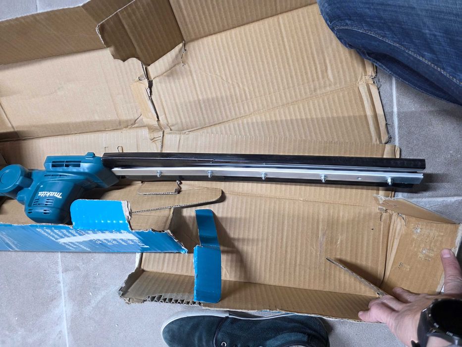 Makita UN460WDZ masina de tuns gard viu cu brat telescopic