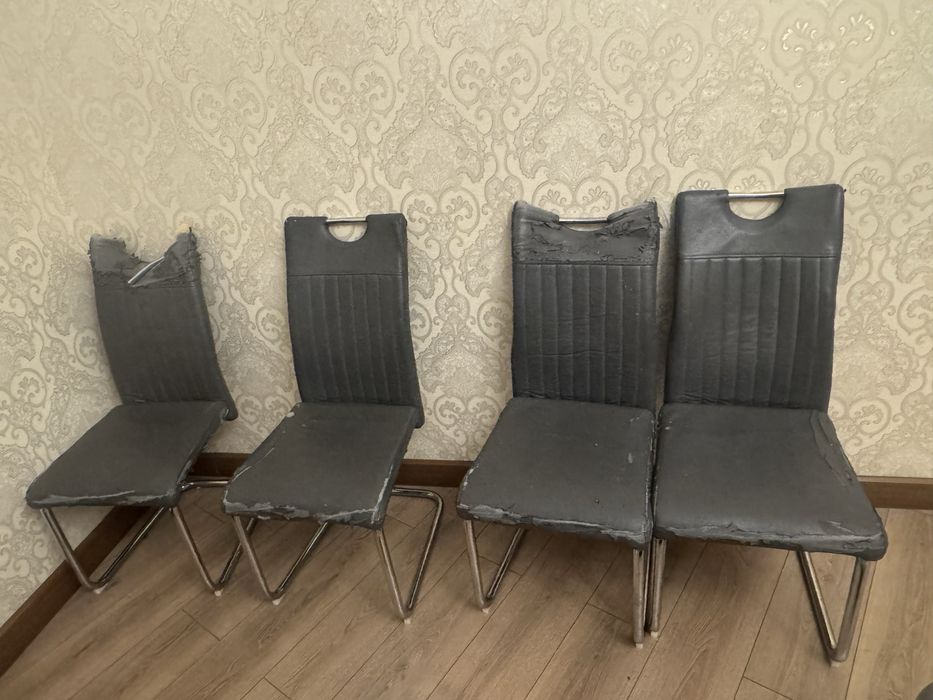 Стулья серые металические
