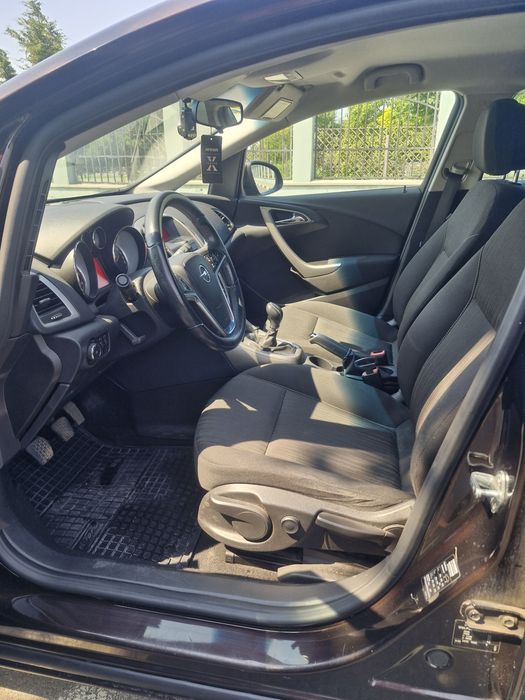 Opel Astra J 2011