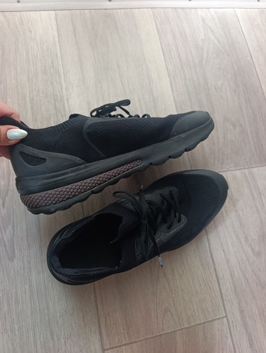 продам мужские кроссовки