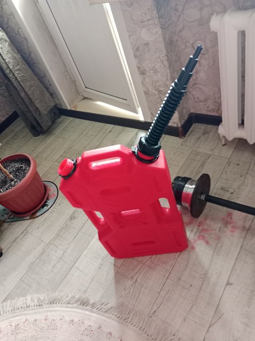 Канистра для бензина 10 литров.