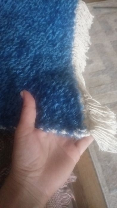 Коврик новый синего цвета.