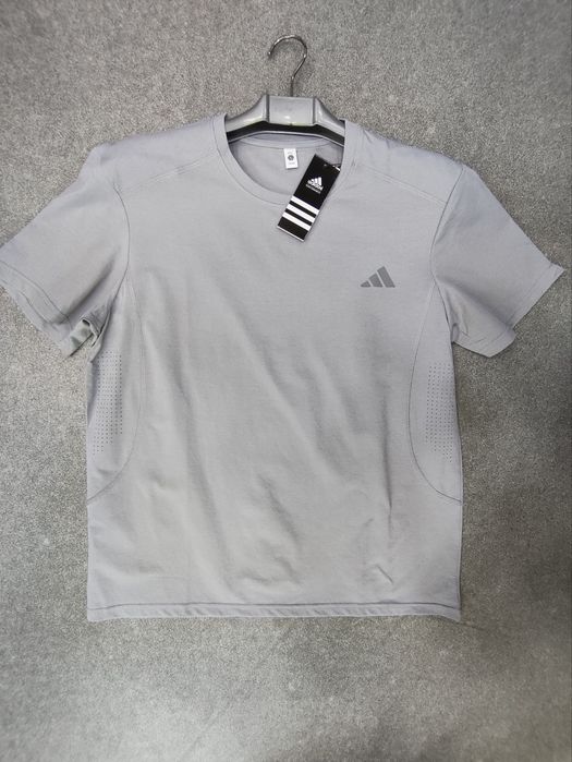Спортивные футболки Adidas.