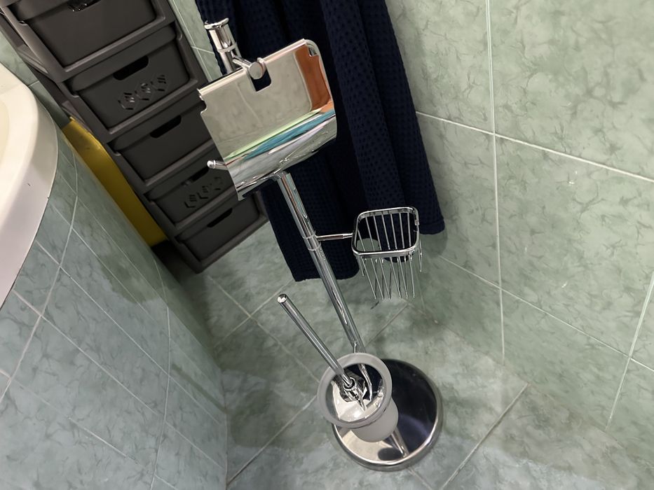 Продается напольный держатель для туалетной бумаги