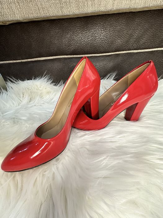 Високи обувки в червен цвят