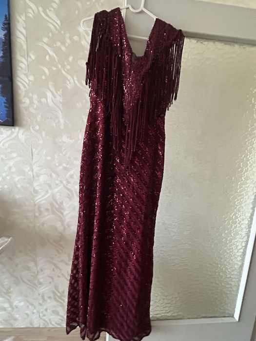 Елегантна червена рокля с ресни