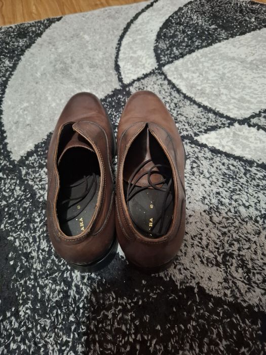 Vând o pereche de pantofi eleganți/casual-eleganți bărbați ZARA MAN, măsura 40, realizați din piele naturală de calitate într-o nuanță versatilă