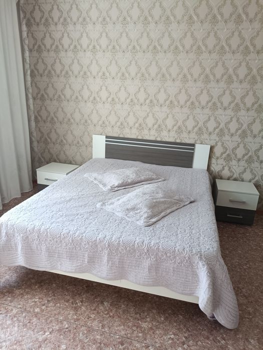 Кровать двуспальная с прикроватными тумбами