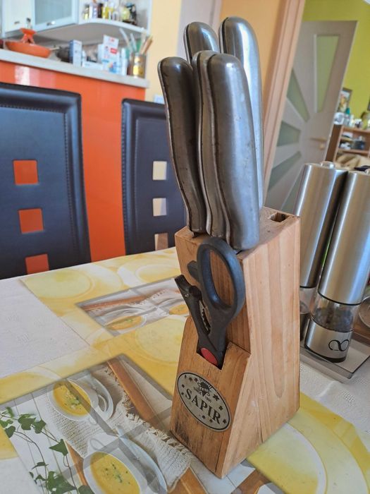 Комплект ножове с метални дръжки на дървена поставка