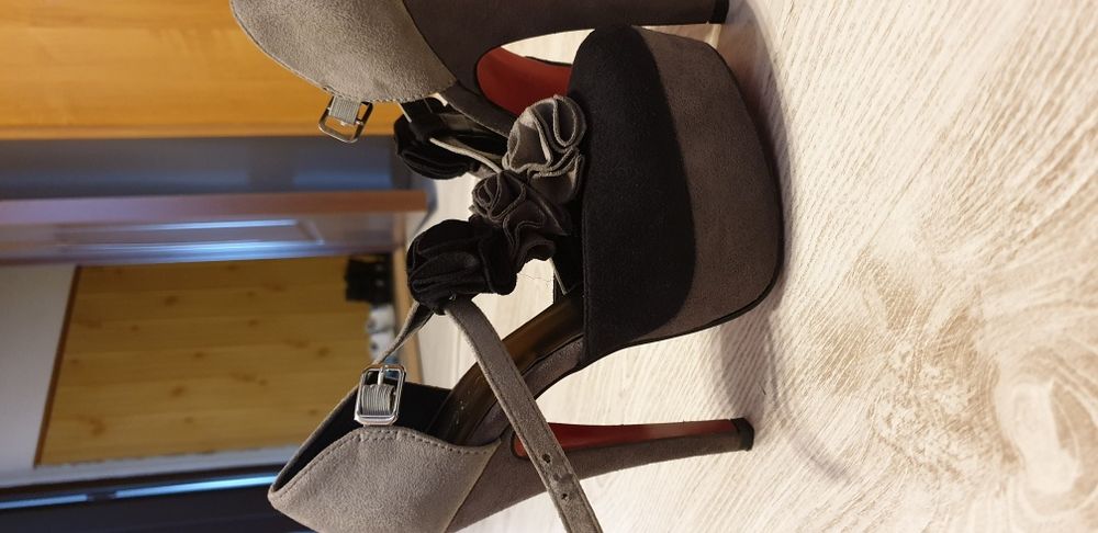 Sandale cu platforma