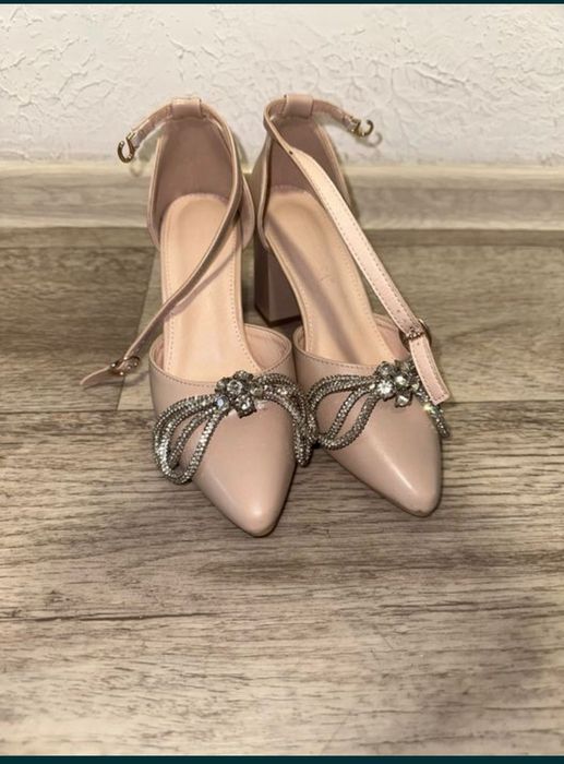 Продам женские туфли