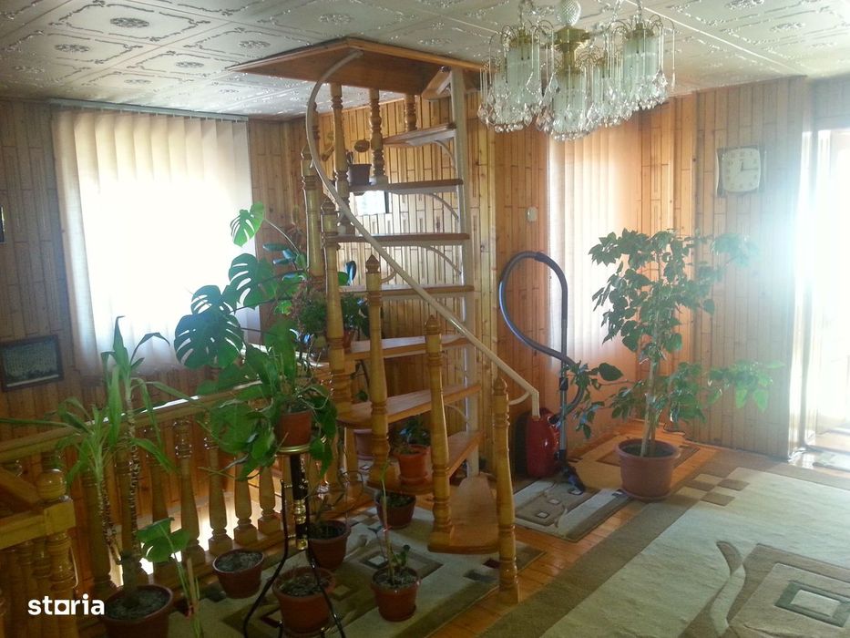Casă cu 6 camere, garaj și mansardă utilă