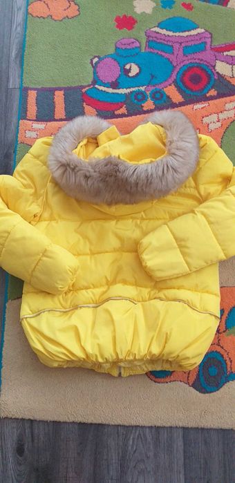 Дамско фирмено яке в патешко жълто с качулка с пух -л-хл-140лв.