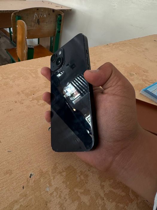 iPhone 14 в среднем состоянии