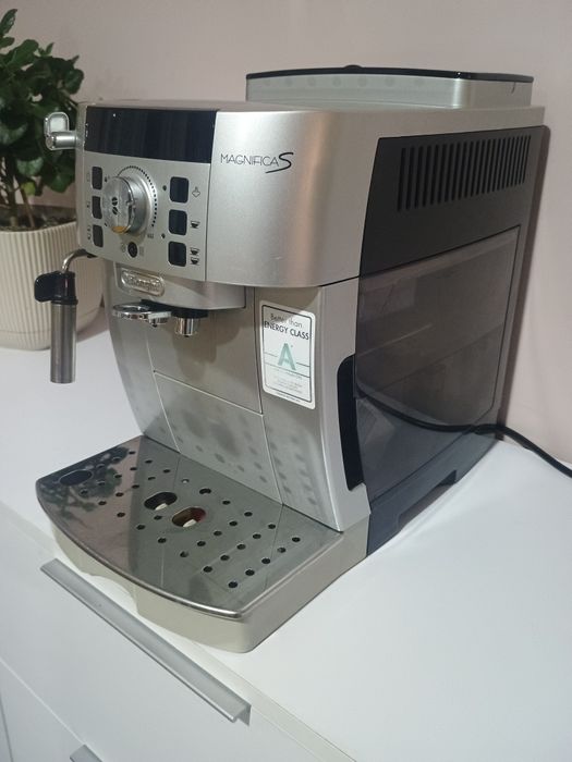 DeLonghi Magnifica S ECAM 22.110.SB автоматична кафемашина с мелачка