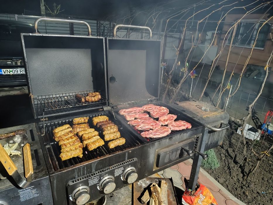Grătar cu 4 accesorii pe Gaz Ochi Lemn și Afumatoare