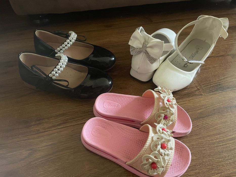 Детские туфли  и белые кроссовки ( изики) почти новые