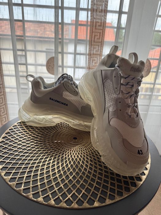 Vând adidași Balenciaga, mărimea 43, noi, nepurtati, fără cutie.  * Mărime: 43 * Stare: noi * Cutie: nu * Model: Balenciaga * Preț: negociabi