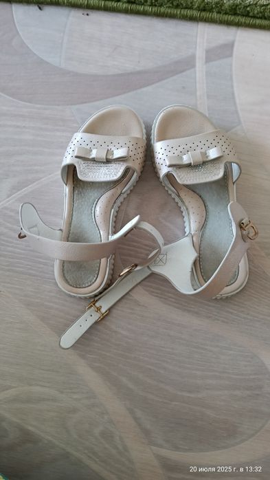 Отдам детскую обувь и брюки