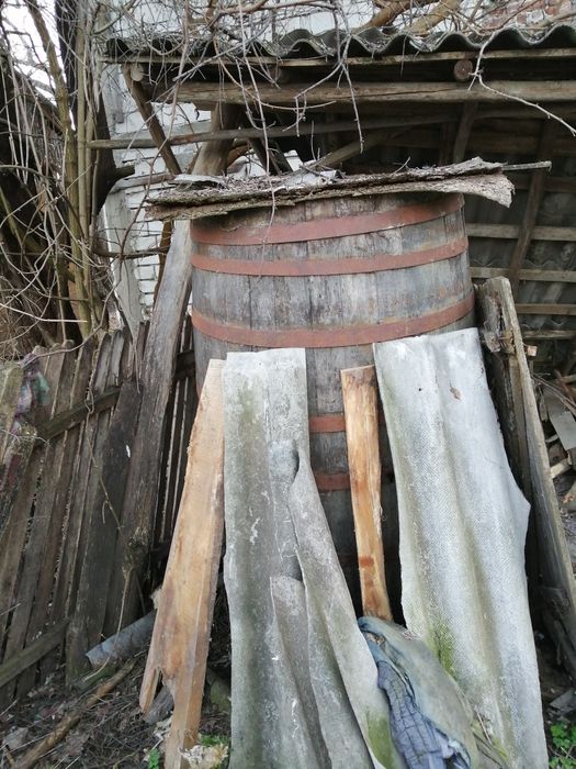 Butoi si butie de vânzare. A fost cărator, are cep la mijloc. Si o damigeana mare de vanzare, cred ca are 50 de litrii.