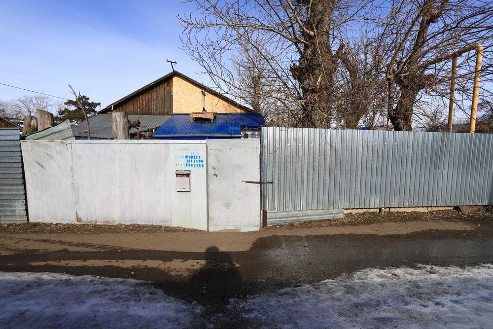 продам 1/4 дома на узкой колее.