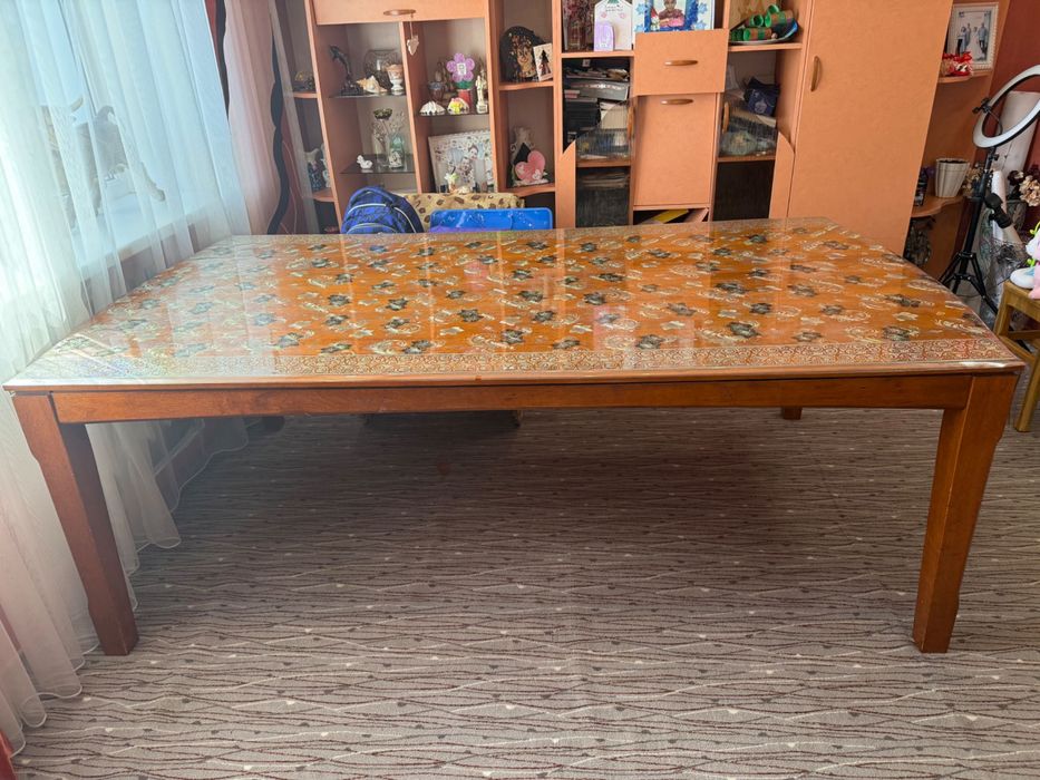 Стол деревянный для гостиной