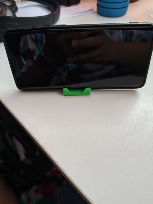 Мини стойка за телефон – малка, но изненадващо стабилна