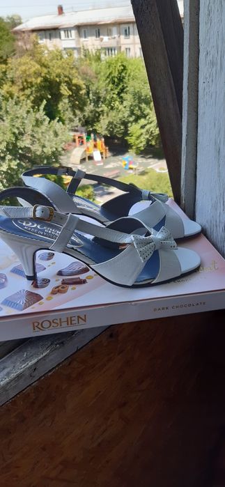 Босоножки  белые