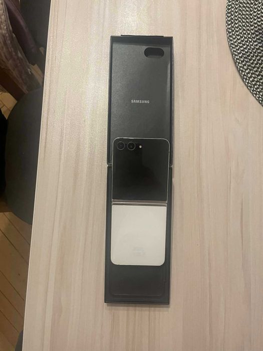 Смартфон Samsung Galaxy Z Flip5, 8GB RAM, 256GB, 5G, Cream