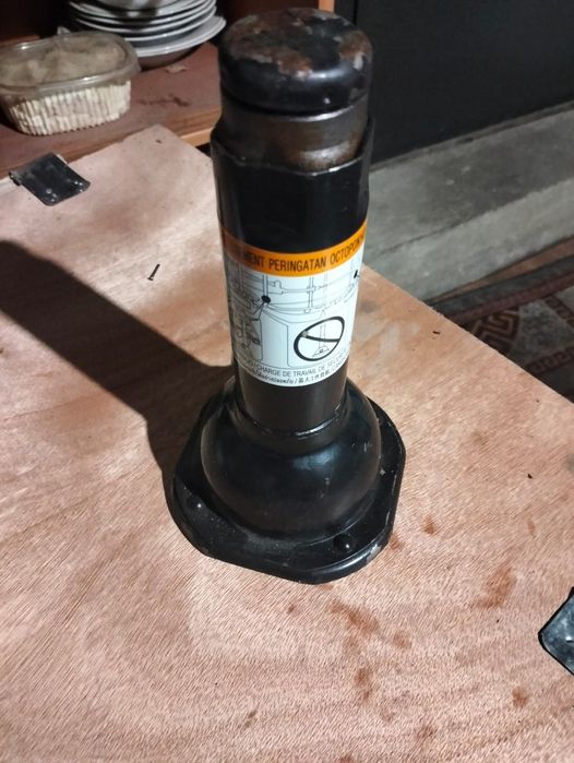 Домкрат на Тойота 1,5,тонна