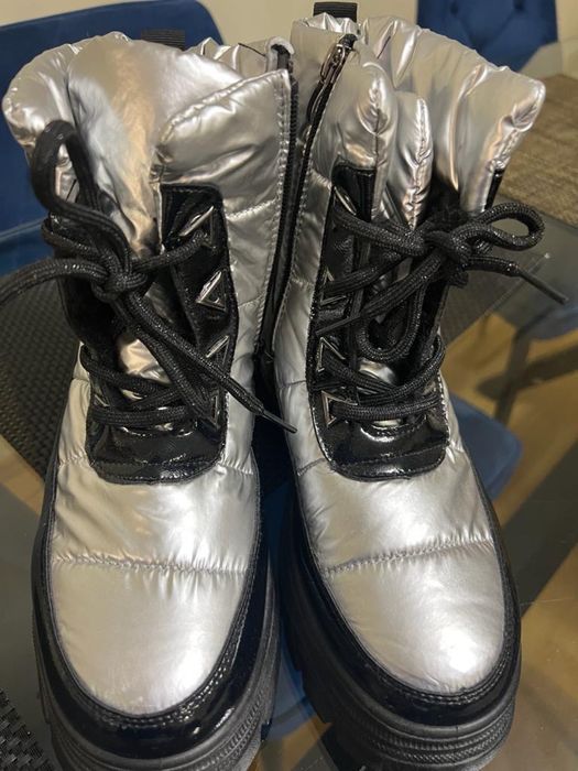 Дамски боти………..