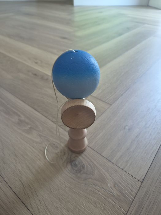 Kendama clasica albastra