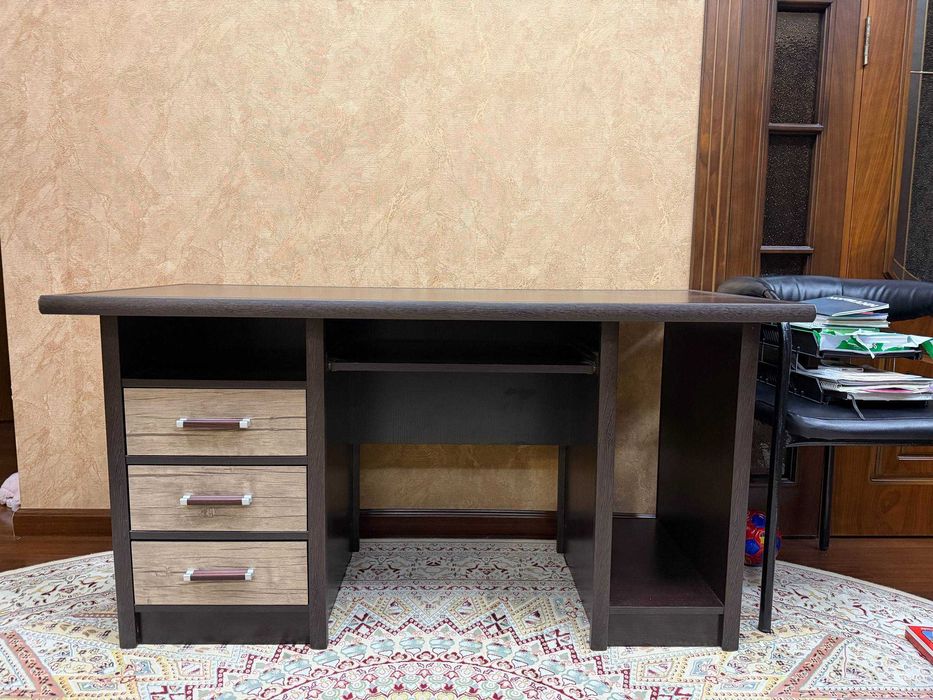 Качественный, новый Письменный стол