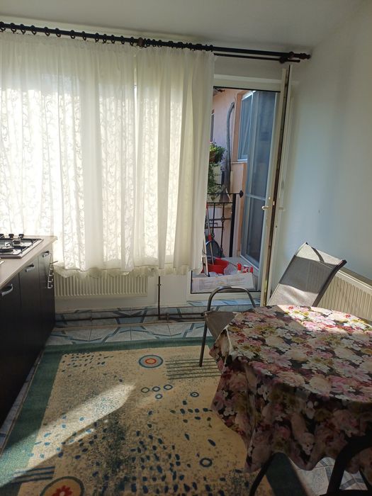 Închiriez camera pt o fata