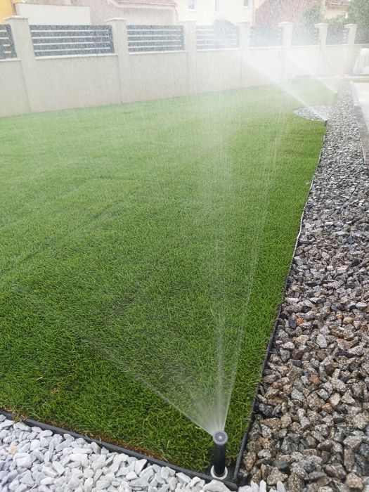 Sisteme irigare gazon rulou montaj piatra decorativa