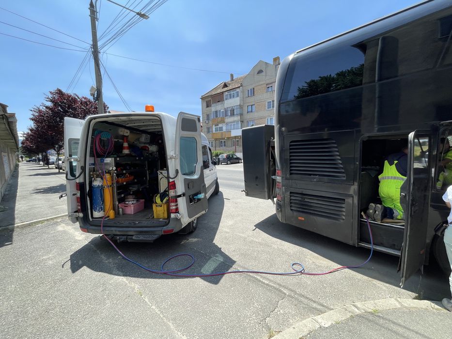 Service auto mobil Tractari auto Ridicari cu macara