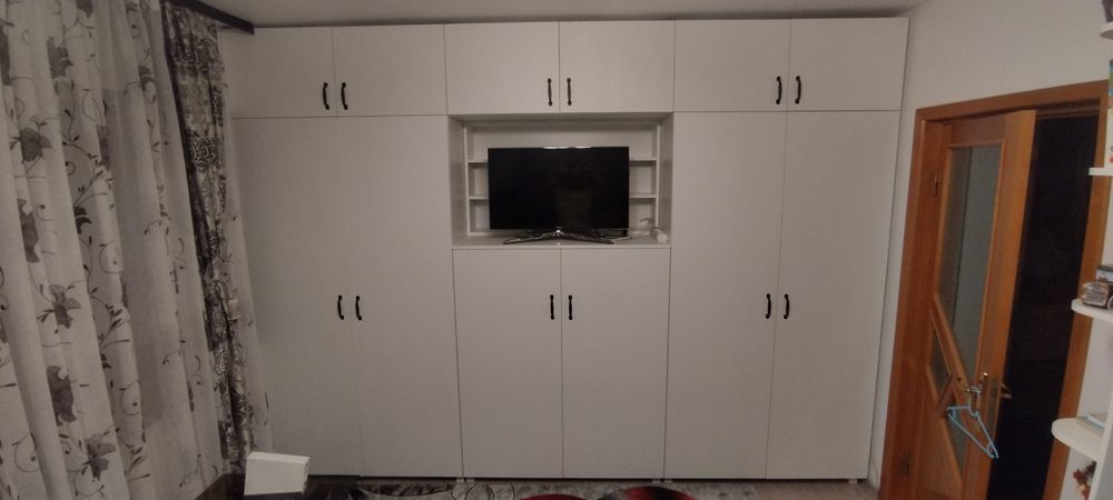 Fac   și  vând  mobilier bucătărie  baie    dresing  living.