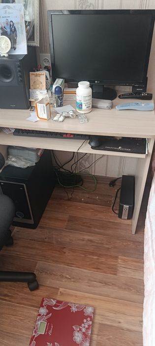 Продам компьютерный стол и стул