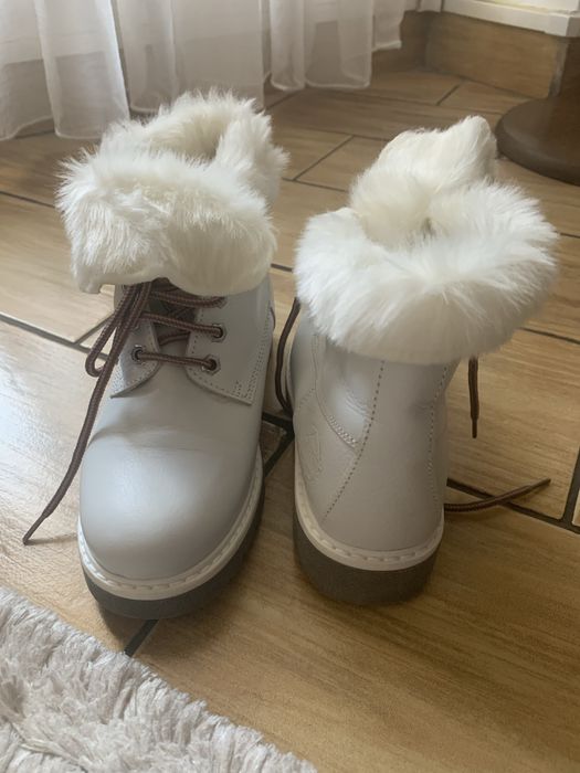 Ghete albe noi , din piele naturala  , imblanite , marine 35