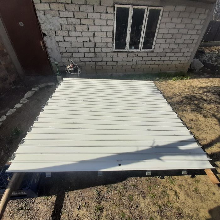 Usa de garaj tip rulou alba din metal