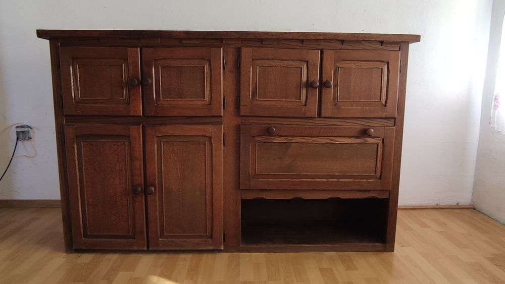 Стар масивен шкаф