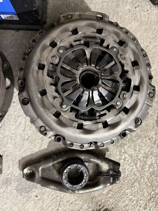 Kit ambreiaj volanta 2.0d audi a4 a5 b8 b8.5 luk / sachs