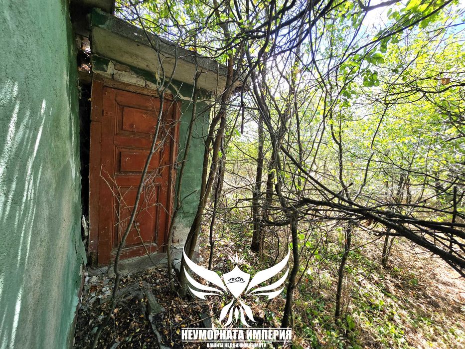 Продавам парцел УПИ с постройки 23кв.м. с 993кв двор село Ахматово