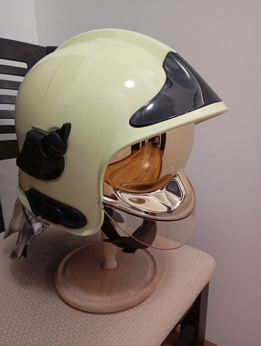 Пожарникарска каска